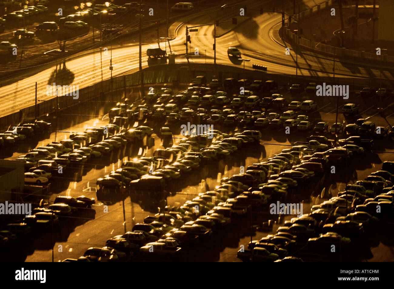 Stationnement de véhicules complets, à la jonction de l'autoroute près d'un aéroport en début de matinée l'aube lumière dorée Banque D'Images