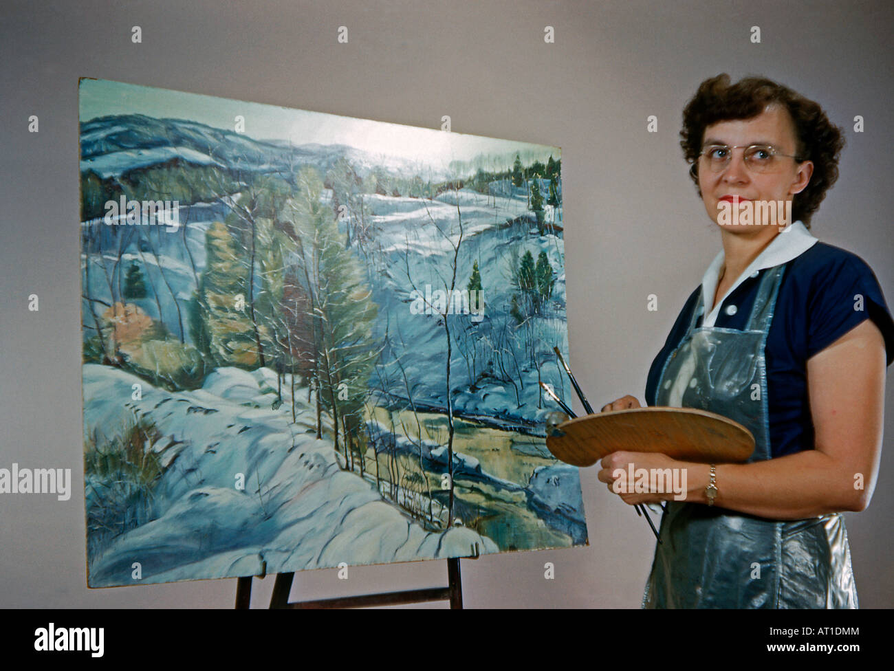 Une femme peintre – un modèle amateur américain posé au club de caméra dans les années 1950. Banque D'Images