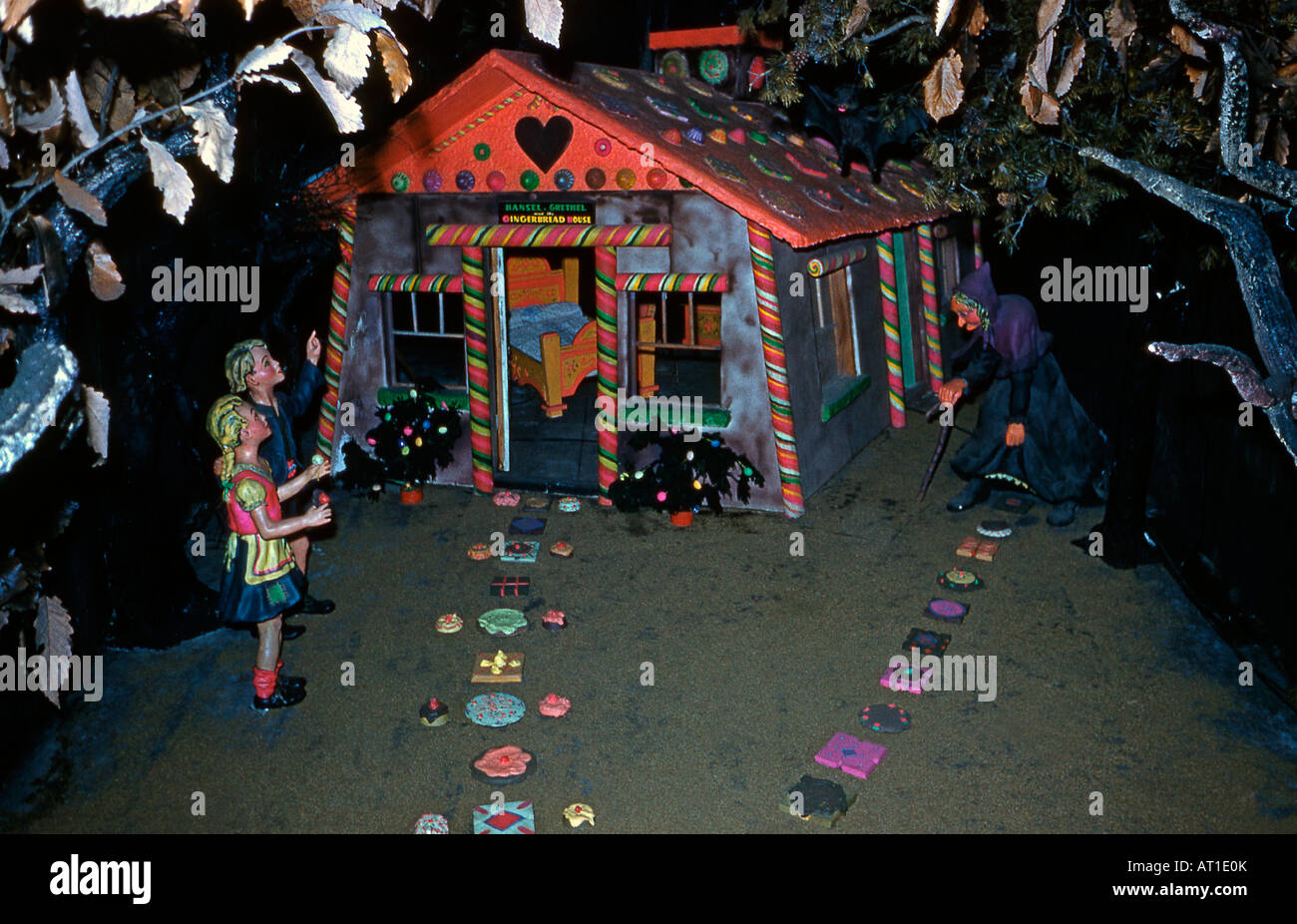Hansel et Gretel tableau au Rock City Gardens, Lookout Mountain, Tennessee, ch. 1955 Banque D'Images
