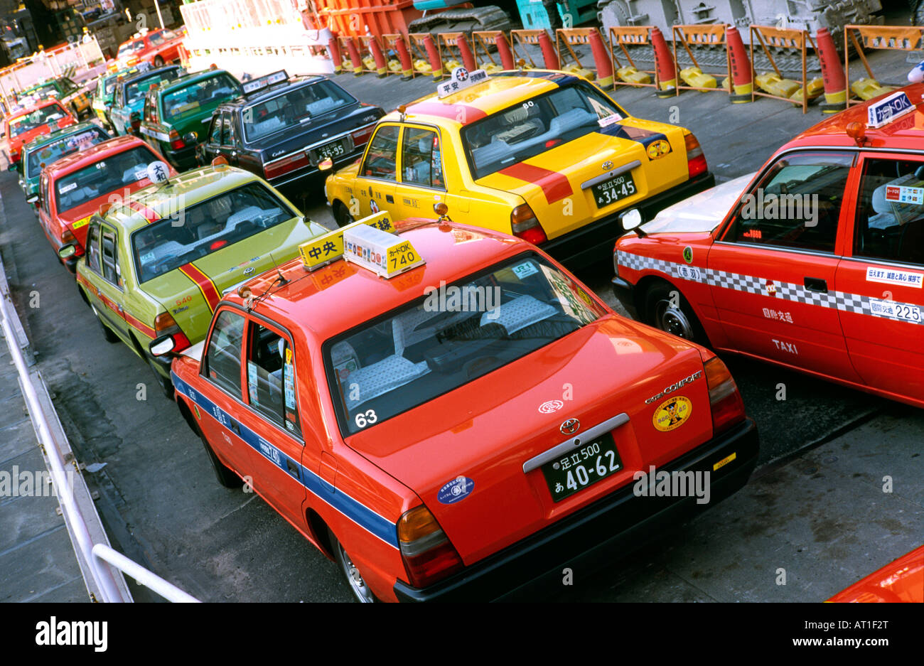 Des taxis (Toyota Comfort) File d'attente pour les passagers à l'extérieur de la station Shibuya dans le centre de Tokyo Banque D'Images