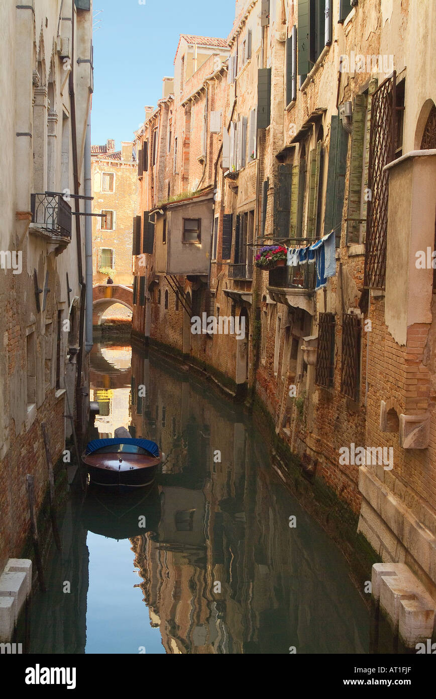 L'Italie, Venise, bateau amarré au bâtiment sur un canal latéral Banque D'Images