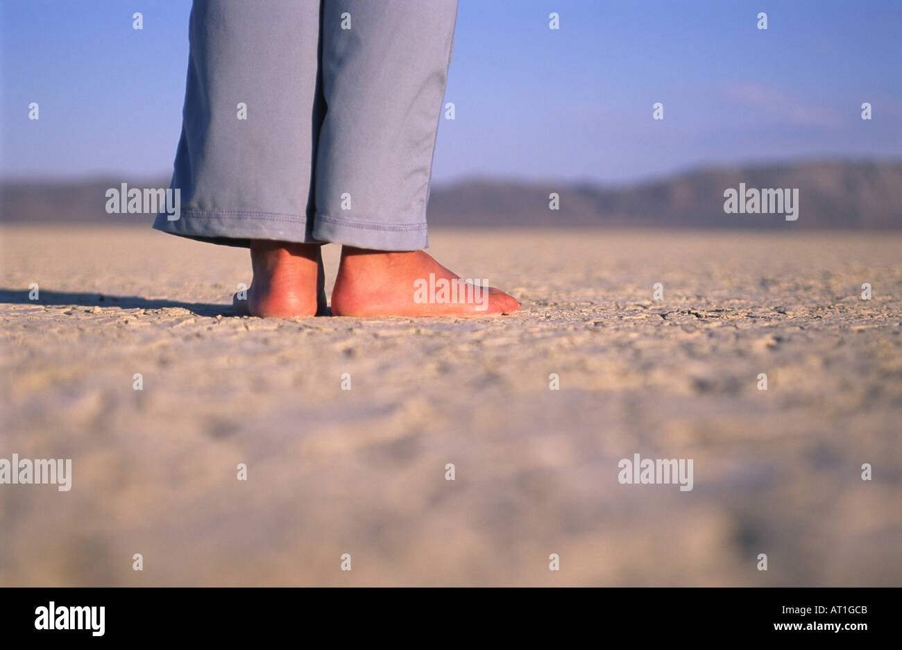 Femme debout sur le Black Rock Desert playa NEVADA USA Banque D'Images