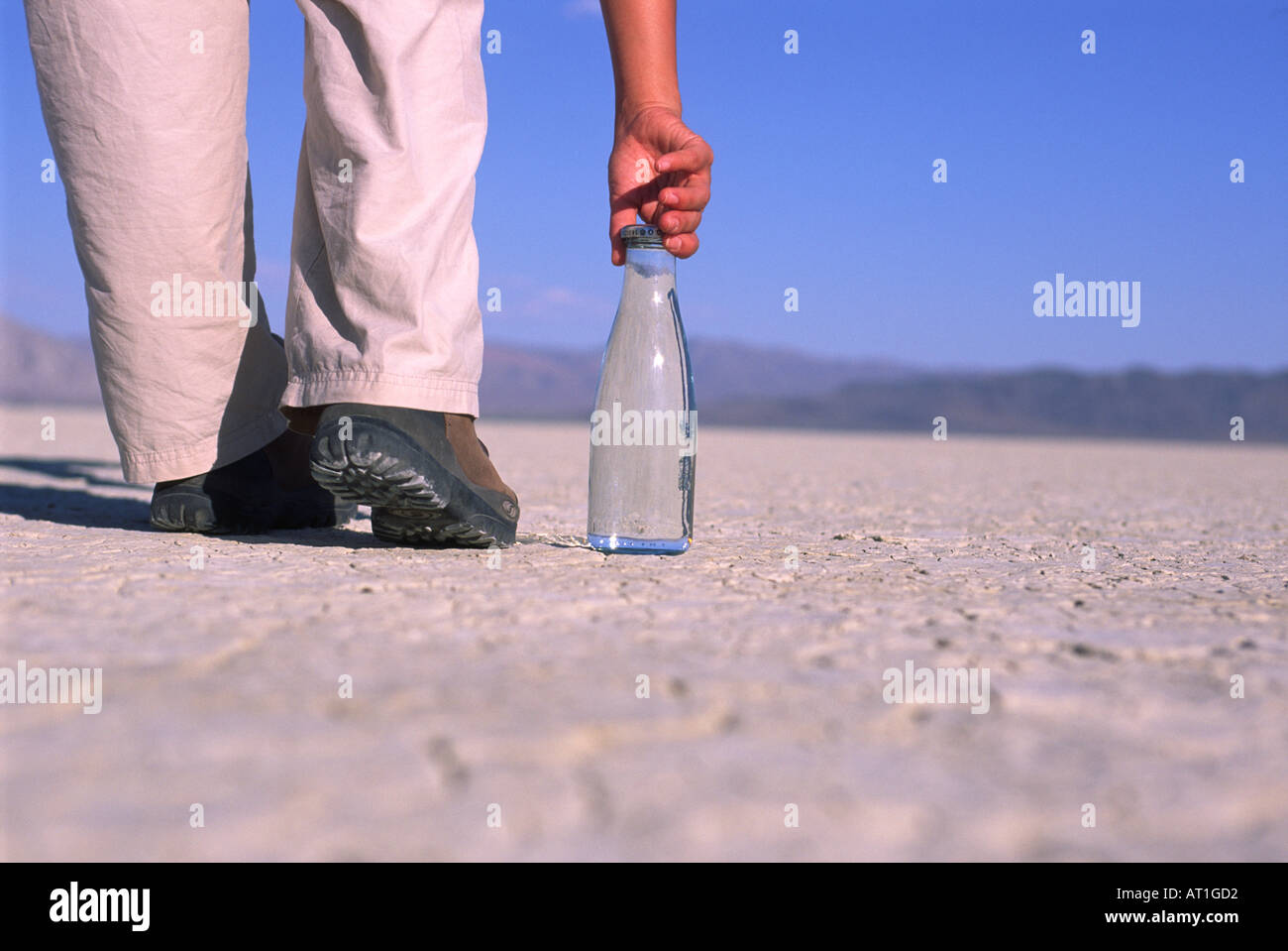 Personne ramasser une bouteille d'eau au large de la Black Rock Desert playa NEVADA USA Banque D'Images