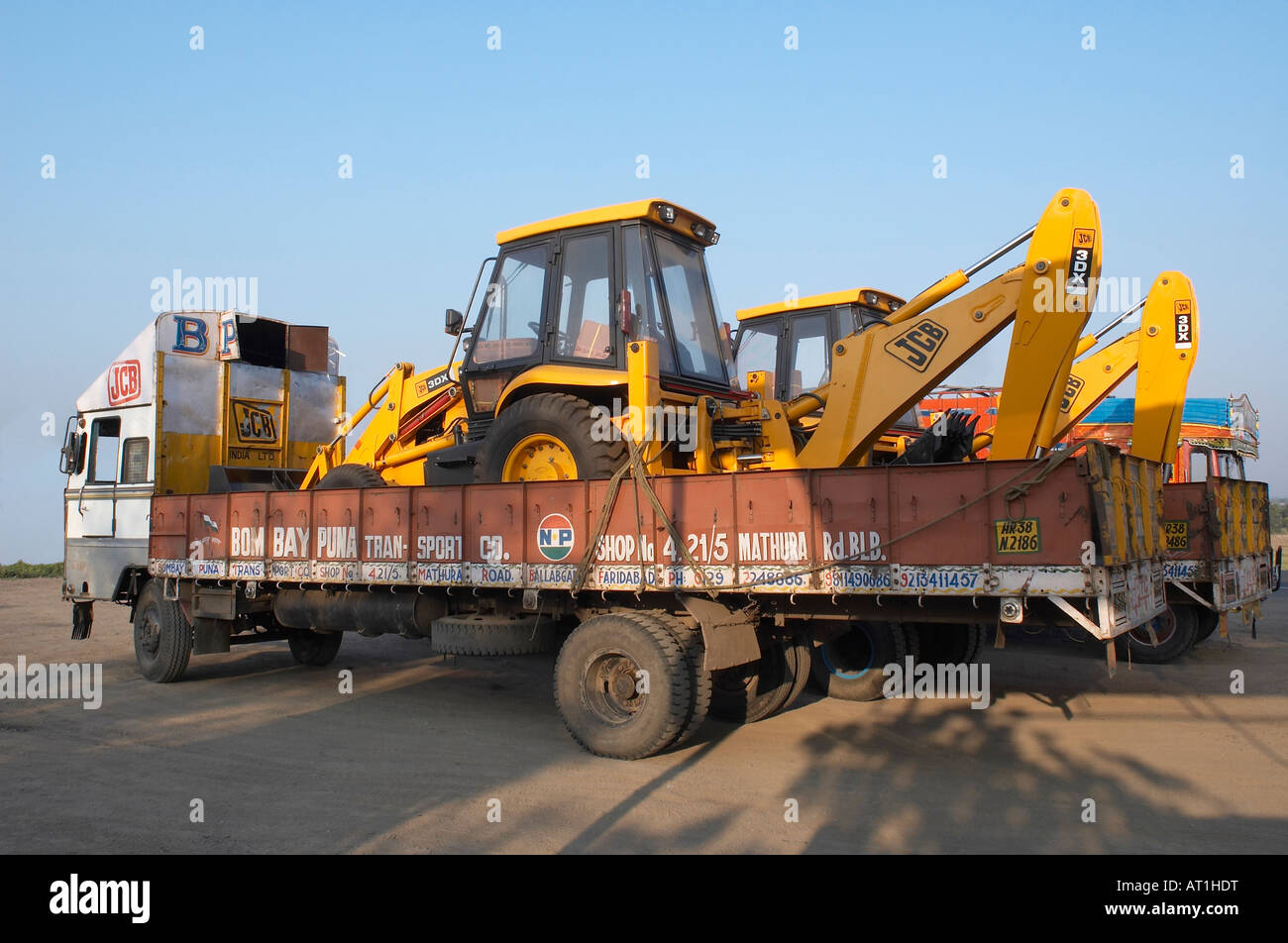 Terrassement en camion dans la lumière du matin le Maharashtra, Inde. Banque D'Images