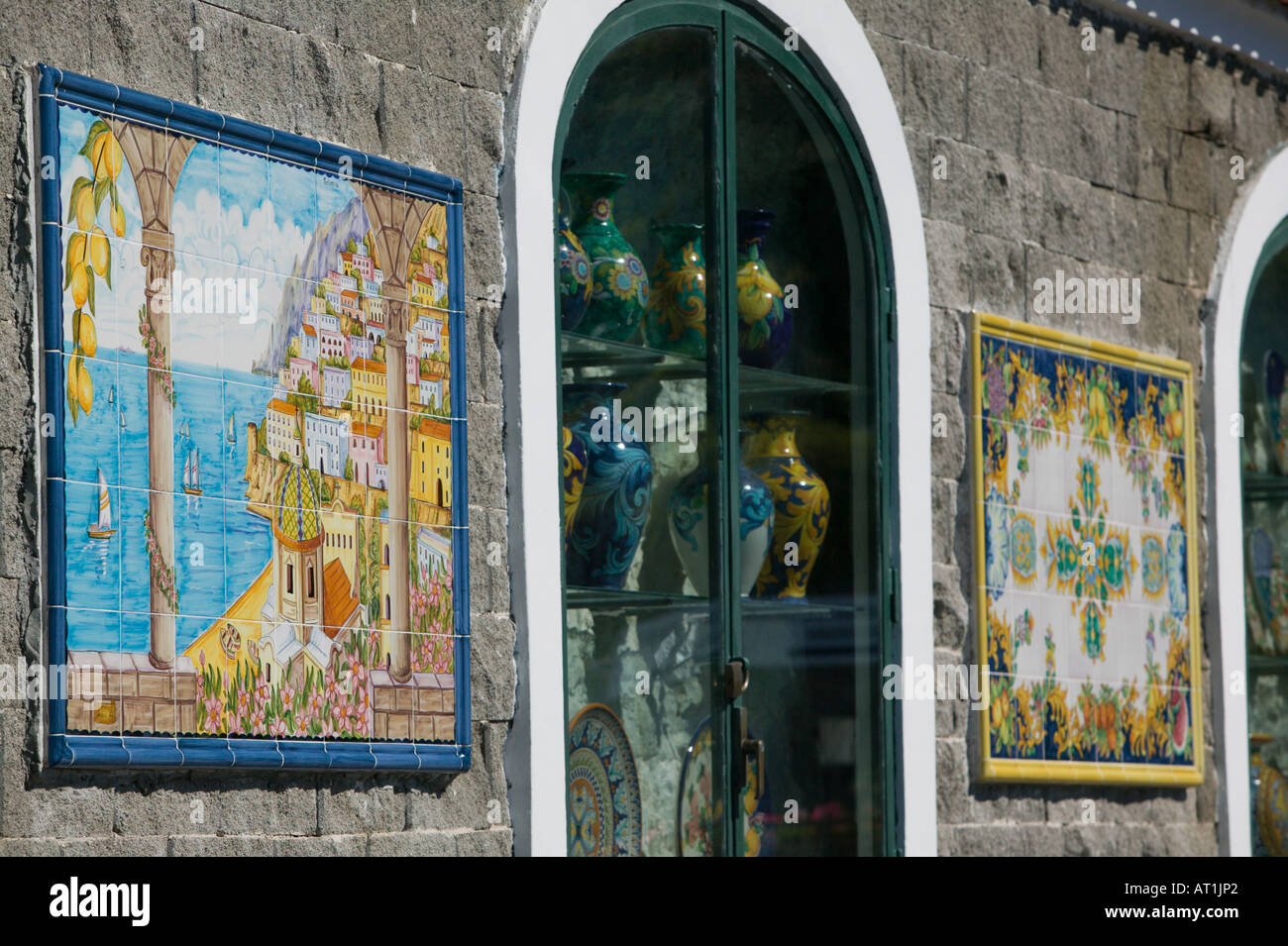 L'Europe, Italie, Campanie (Côte d'Amalfi, Positano) : Boutique de céramique avec vue sur Positano fait dans Tile Banque D'Images