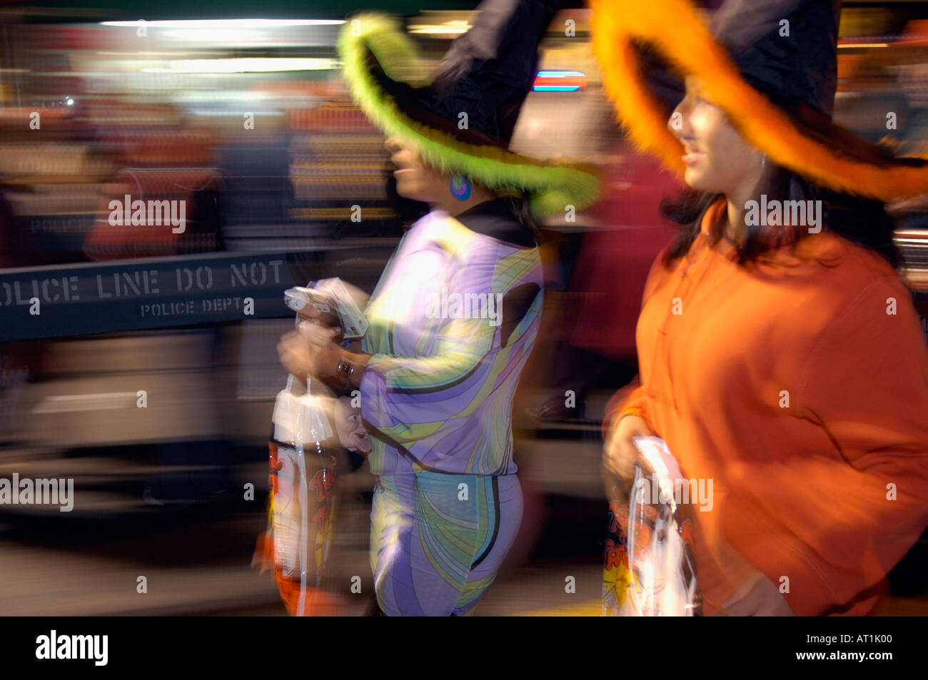 Les adolescents hors tour ou traitement à l'Halloween Banque D'Images