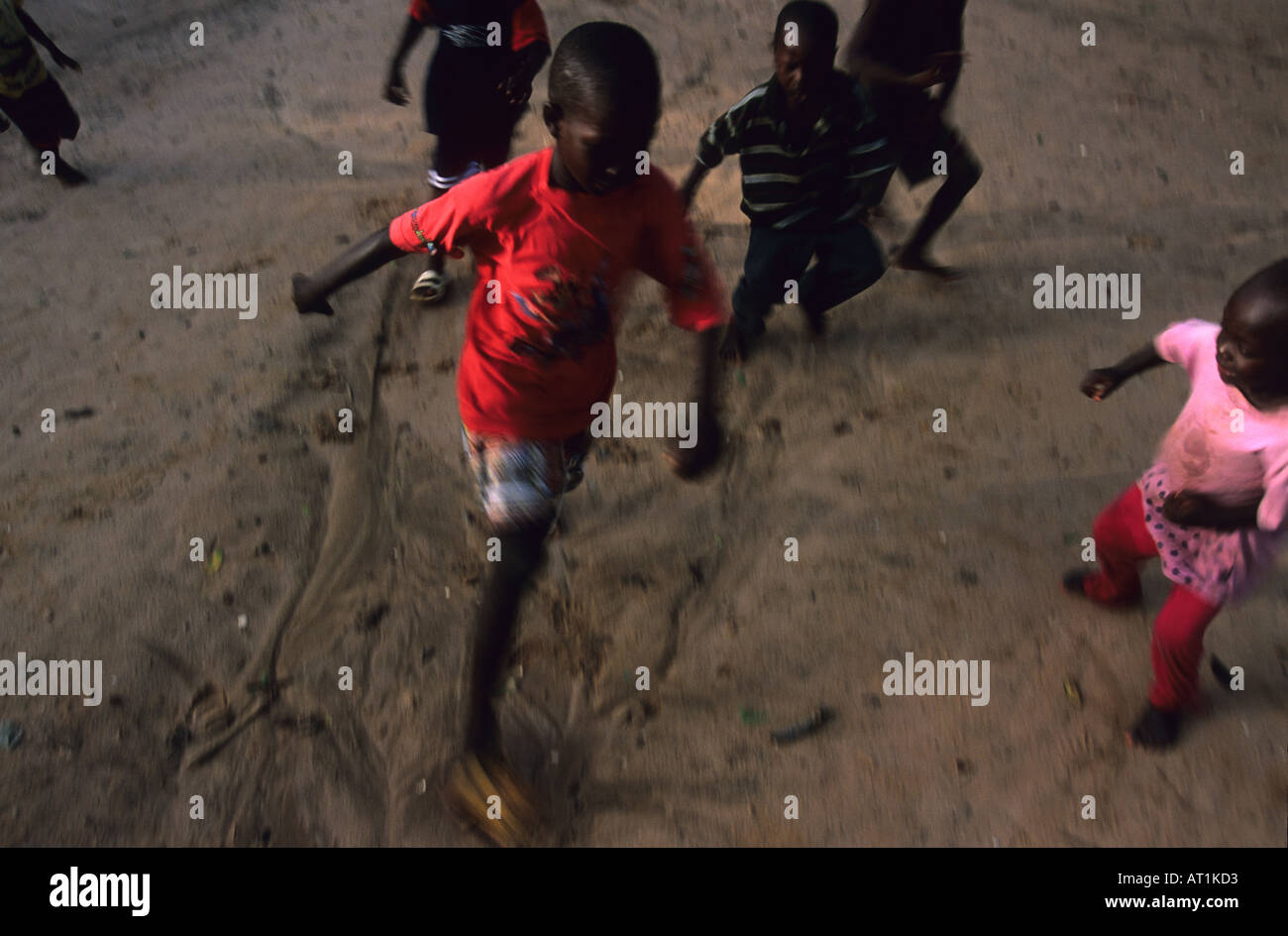 Les jeunes enfants gambiens à jouer au football à Bakau Gambie Afrique de l'Ouest Banque D'Images
