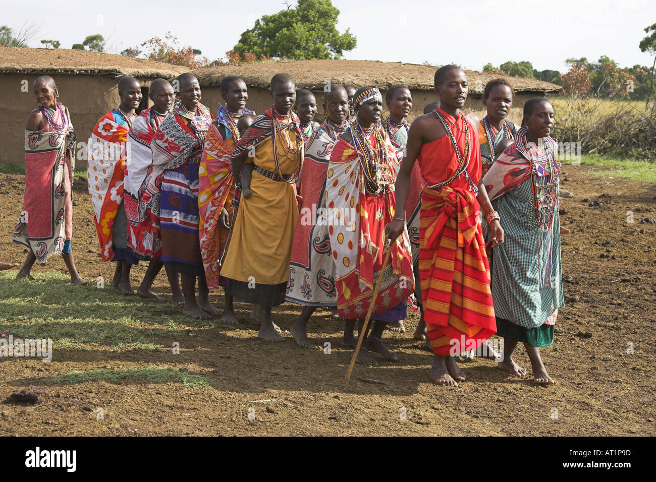 Les gens du village massaï de danse et de chant le Masai Mara Banque D'Images