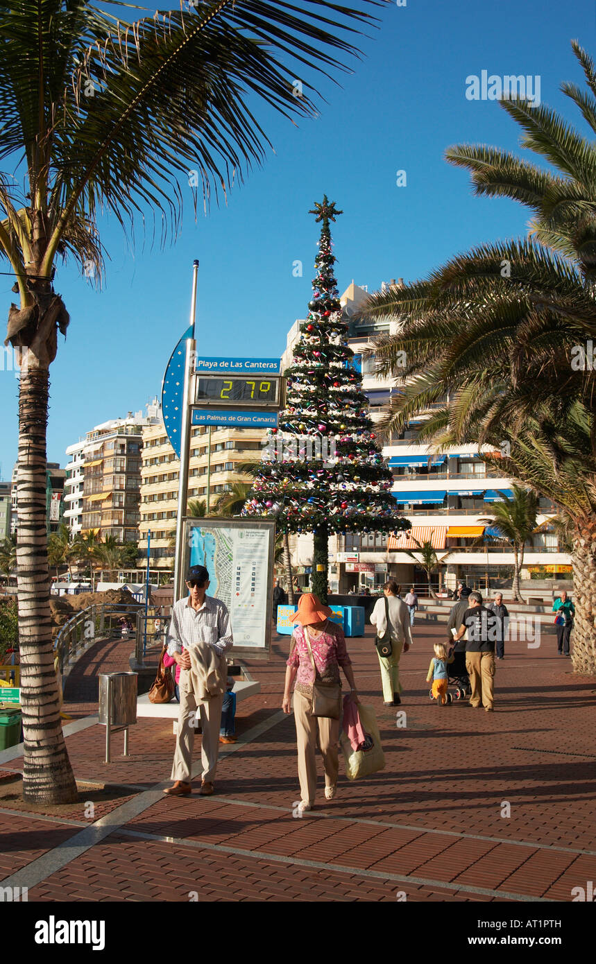 Arbre de Noël et de l'affichage du thermomètre numérique donnant sur la plage de Las Canteras à Las Palmas, Gran Canaria. Banque D'Images