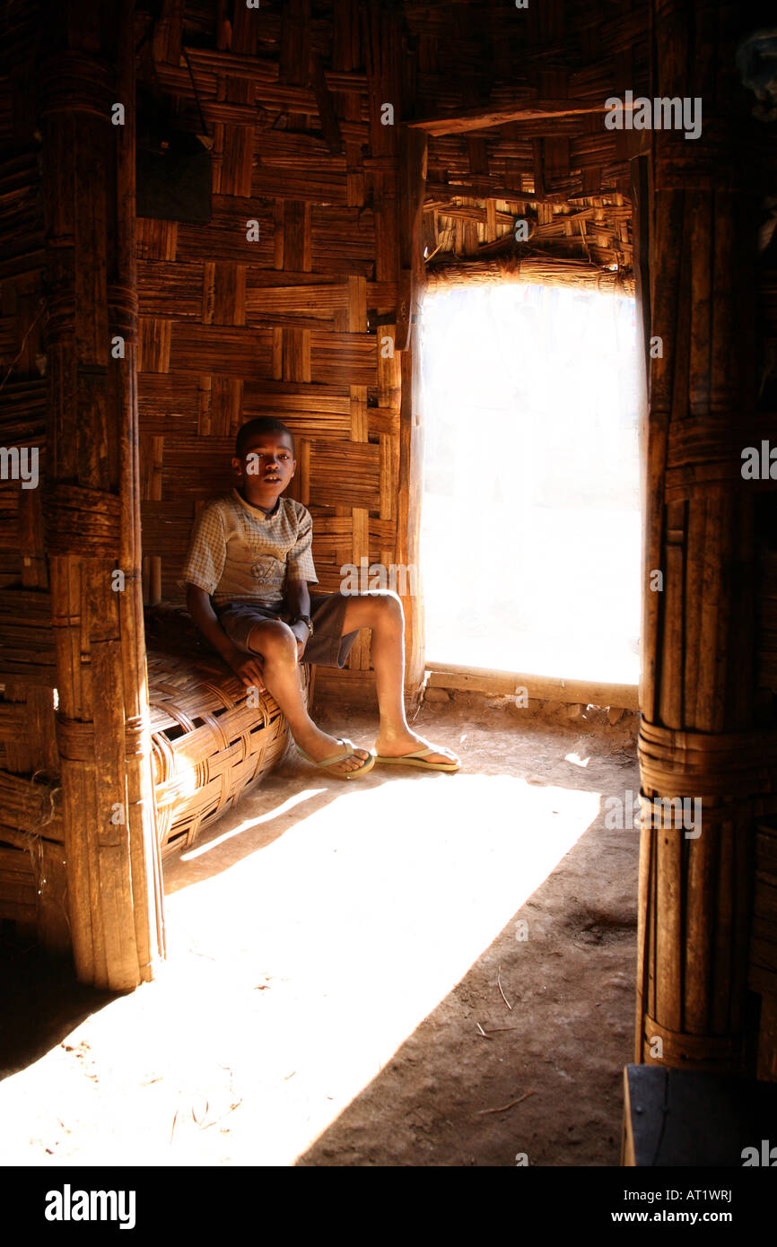 Jeune garçon à l'intérieur de l'Afrique traditionnelle de village tribal Dorze, Ethiopie Banque D'Images