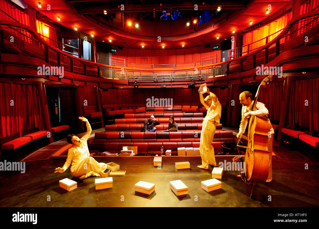 Répétitions pour une production au théâtre d'oeufs baignoire England UK  Photo Stock - Alamy