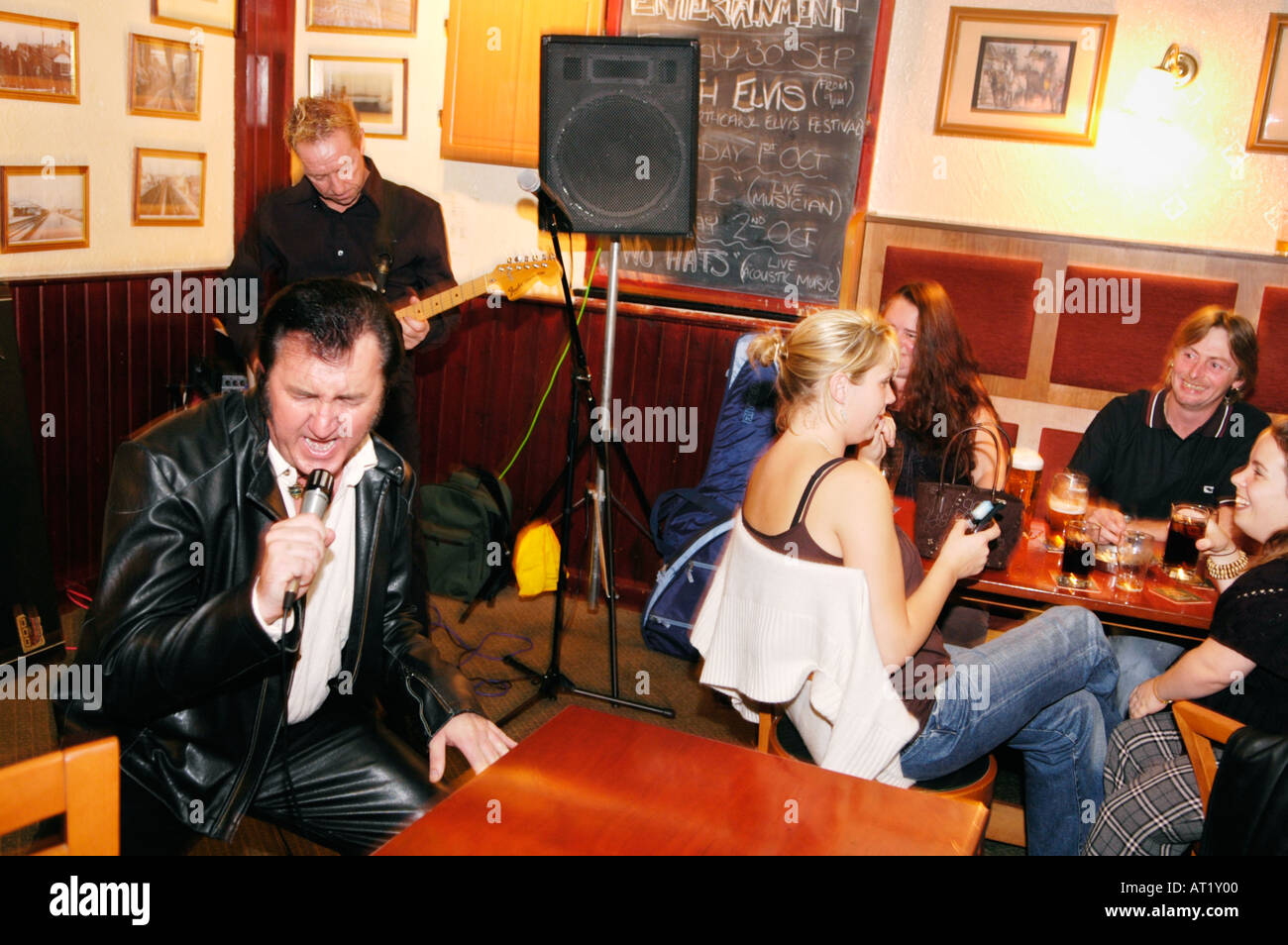 Gareth Jones un Elvis Tribute Act d'effectuer dans un pub dans le cadre de l'Assemblée Festival Elvis Porthcawl, South Wales, UK Banque D'Images