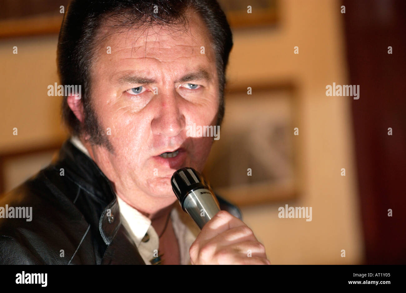 Gareth Jones un Elvis Tribute Act d'effectuer dans un pub dans le cadre de l'Assemblée Festival Elvis Porthcawl, South Wales, UK Banque D'Images