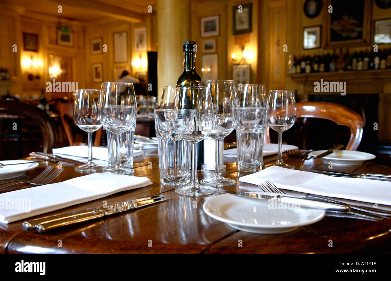 Salle à manger de la période prévue pour le service de l'Hotel du Vin Bristol England UK un entrepôt de sucre restauré datant du début du 18e siècle Banque D'Images