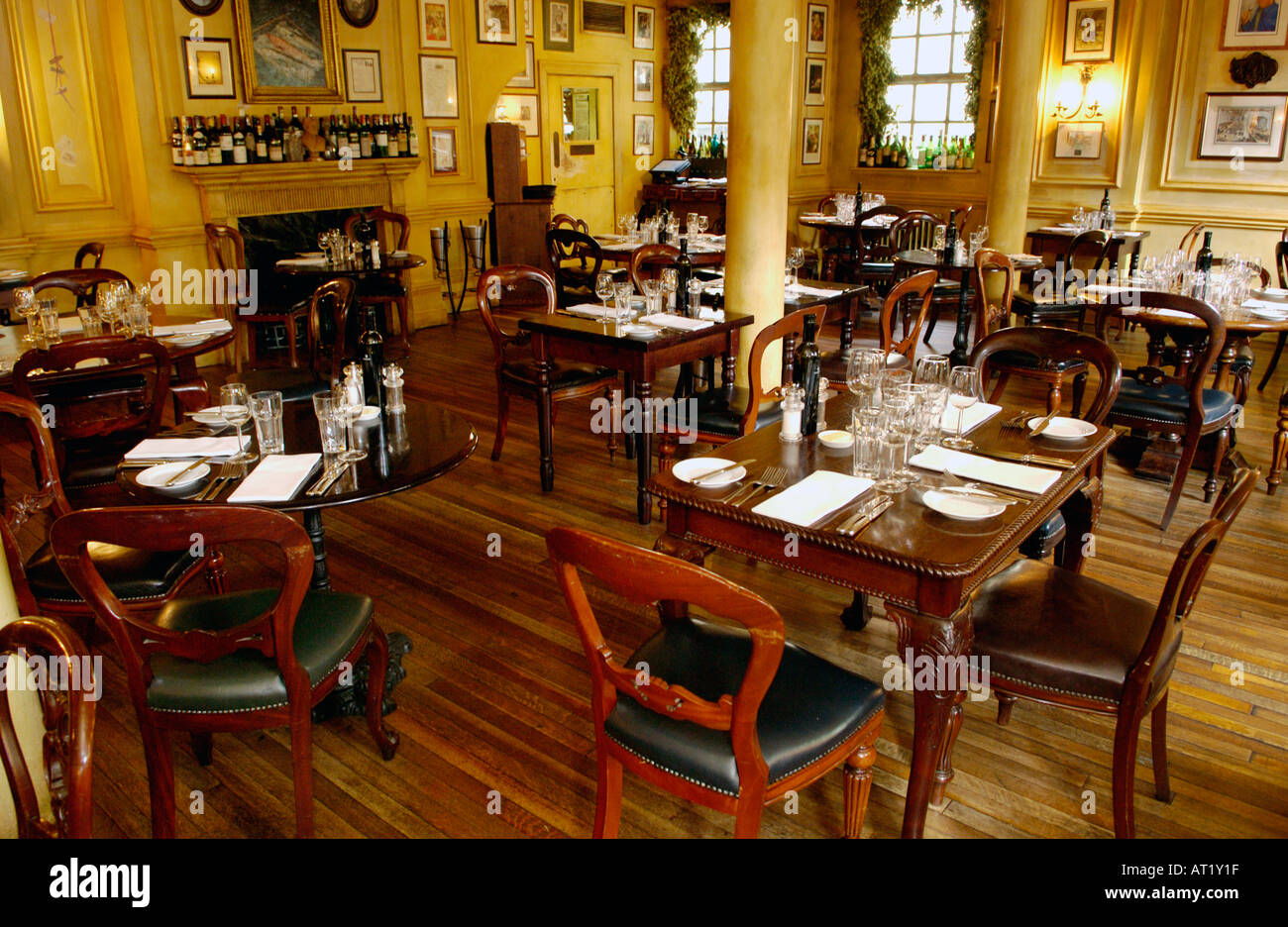 Salle à manger de la période prévue pour le service de l'Hotel du Vin Bristol England UK un entrepôt de sucre restauré datant du début du 18e siècle Banque D'Images