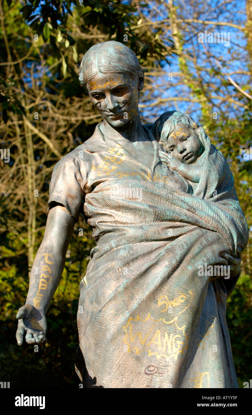 Détail de vandalisé monument commémoratif de guerre à Merthyr Tydfil, South Wales UK Banque D'Images