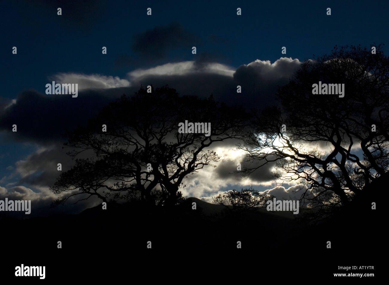 Une vue générale de la région des lacs en photo près de Windermere en Cumbria Ici vous pouvez voir une nuit de tempête ciel. Banque D'Images Une vue générale de la région des lacs en photo près de Windermere en Cumbria Ici vous pouvez voir une nuit de tempête ciel. Banque D'Images