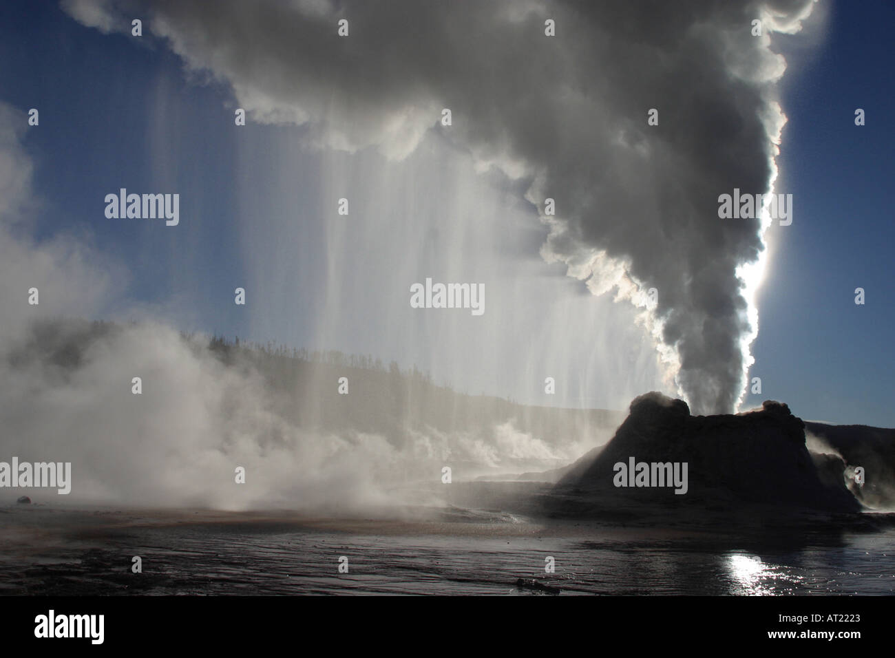 Château d'eau et de l'eau l'éruption du Geyser Upper geyser basin Yellowstone NAt Pk USA Banque D'Images