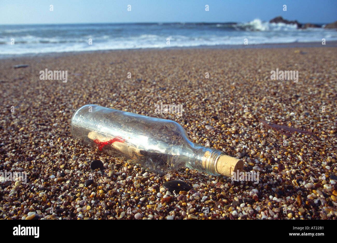 Message dans une bouteille échouée sur une plage Banque D'Images