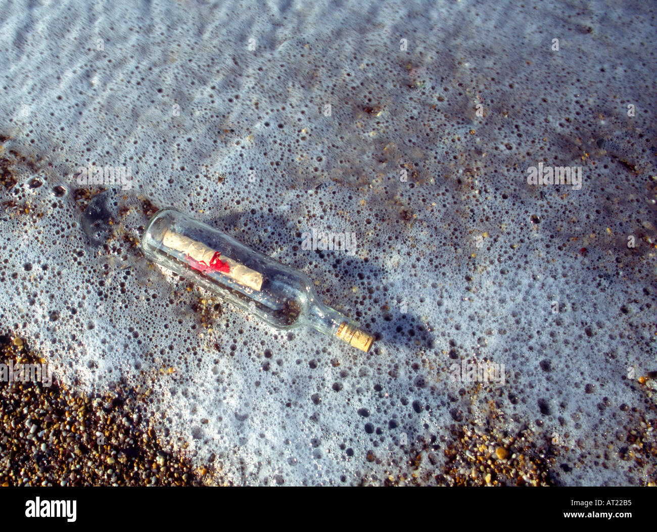 Message dans une bouteille échouée sur une plage Banque D'Images