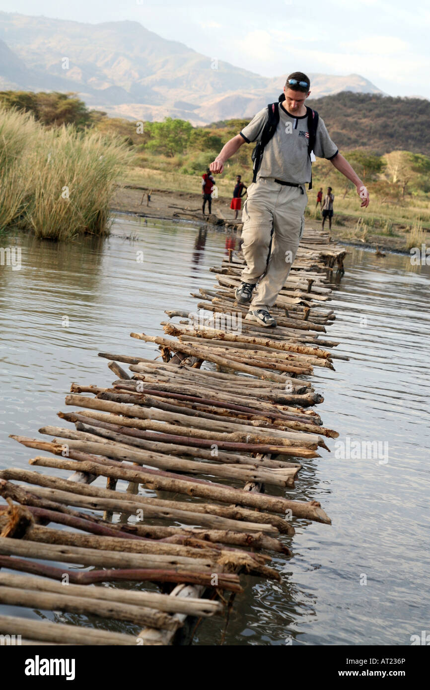 Homme marche sur pont de bois branlant Banque D'Images