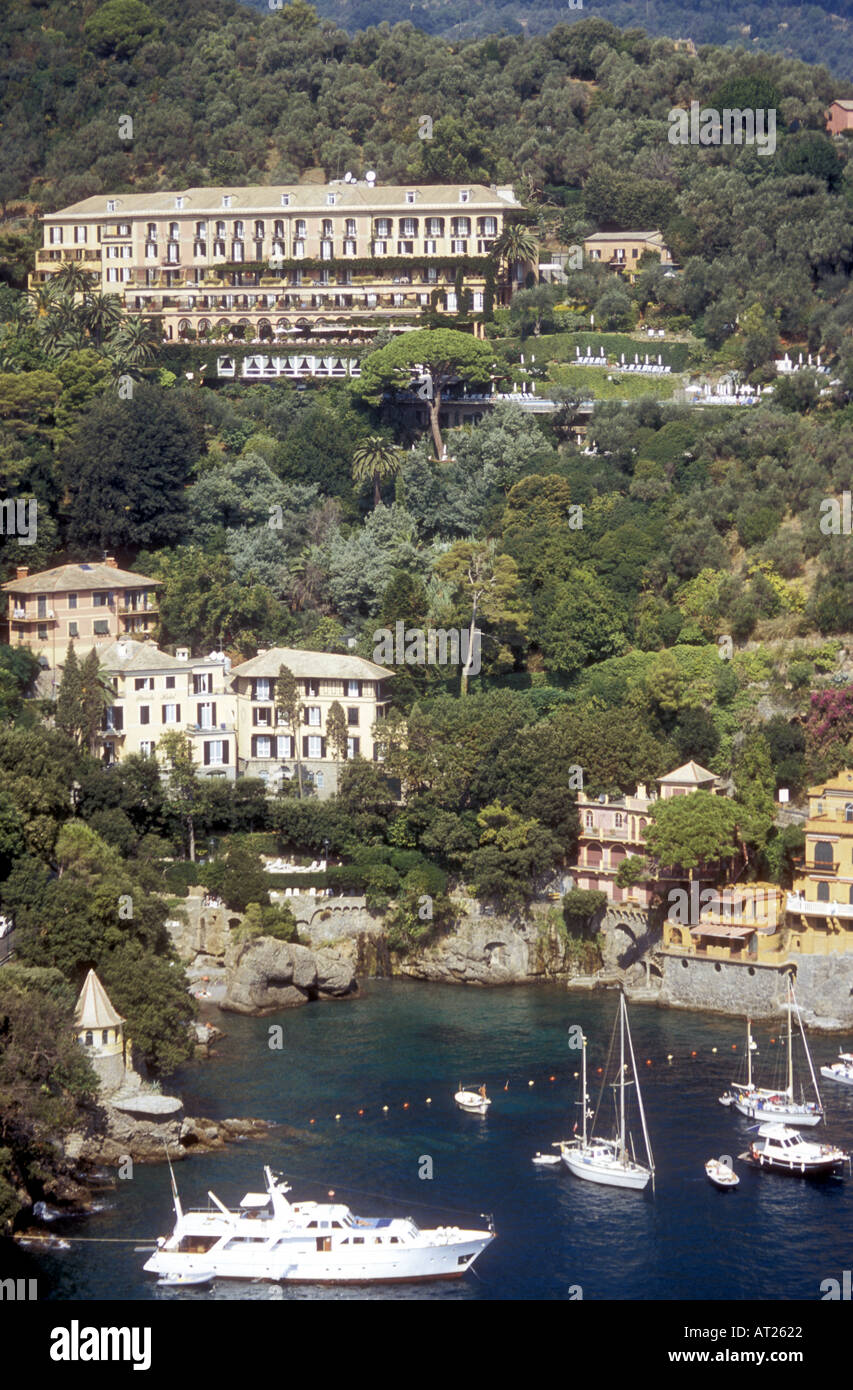 Yachts au mouillage dans le port de Portofino négligé par l'hôtel Splendido Banque D'Images