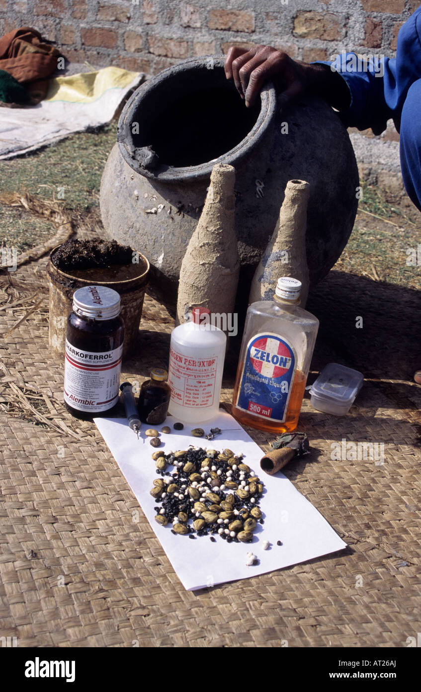 Médicaments vendus par les charmeurs de serpent, Madhya Pradesh, Inde Banque D'Images