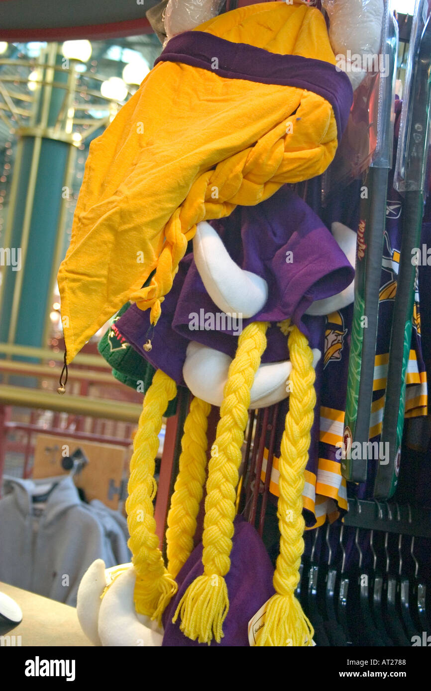 Minnesota Vikings NFL football coiffures avec des cornes et tresses jaune dans le centre commercial Mall of America. Bloomington Minnesota MN USA Banque D'Images