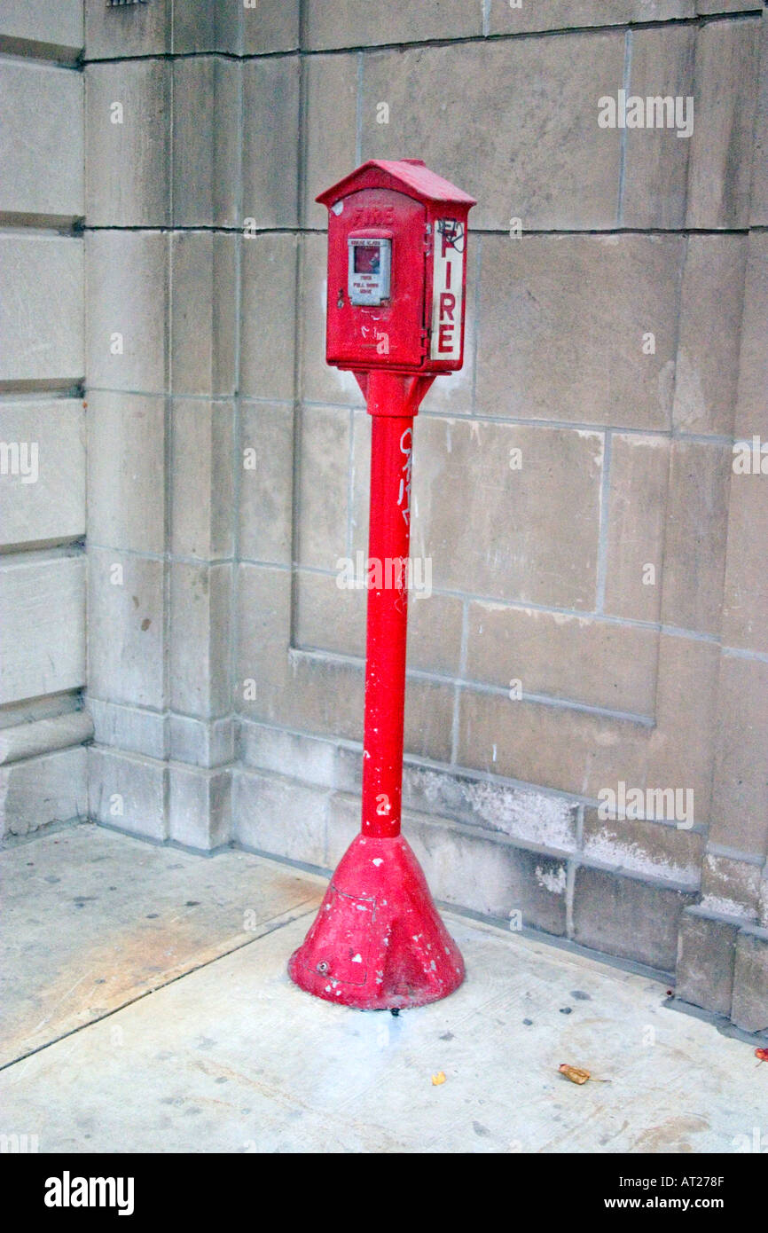 Alarme incendie rouge près de l'entrée arrière de l'Art Institute de Chicago. IL Chicago Illinois USA Banque D'Images