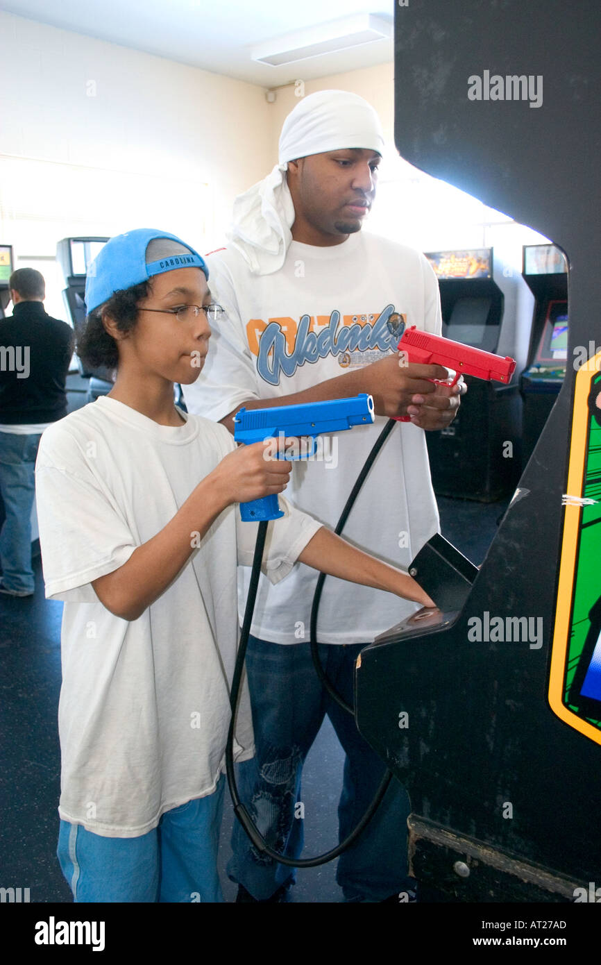 Les jeunes à s'exprimer et membre age 19 et 11 Point Blank tir jeu vidéo. St Paul Minnesota MN USA Banque D'Images