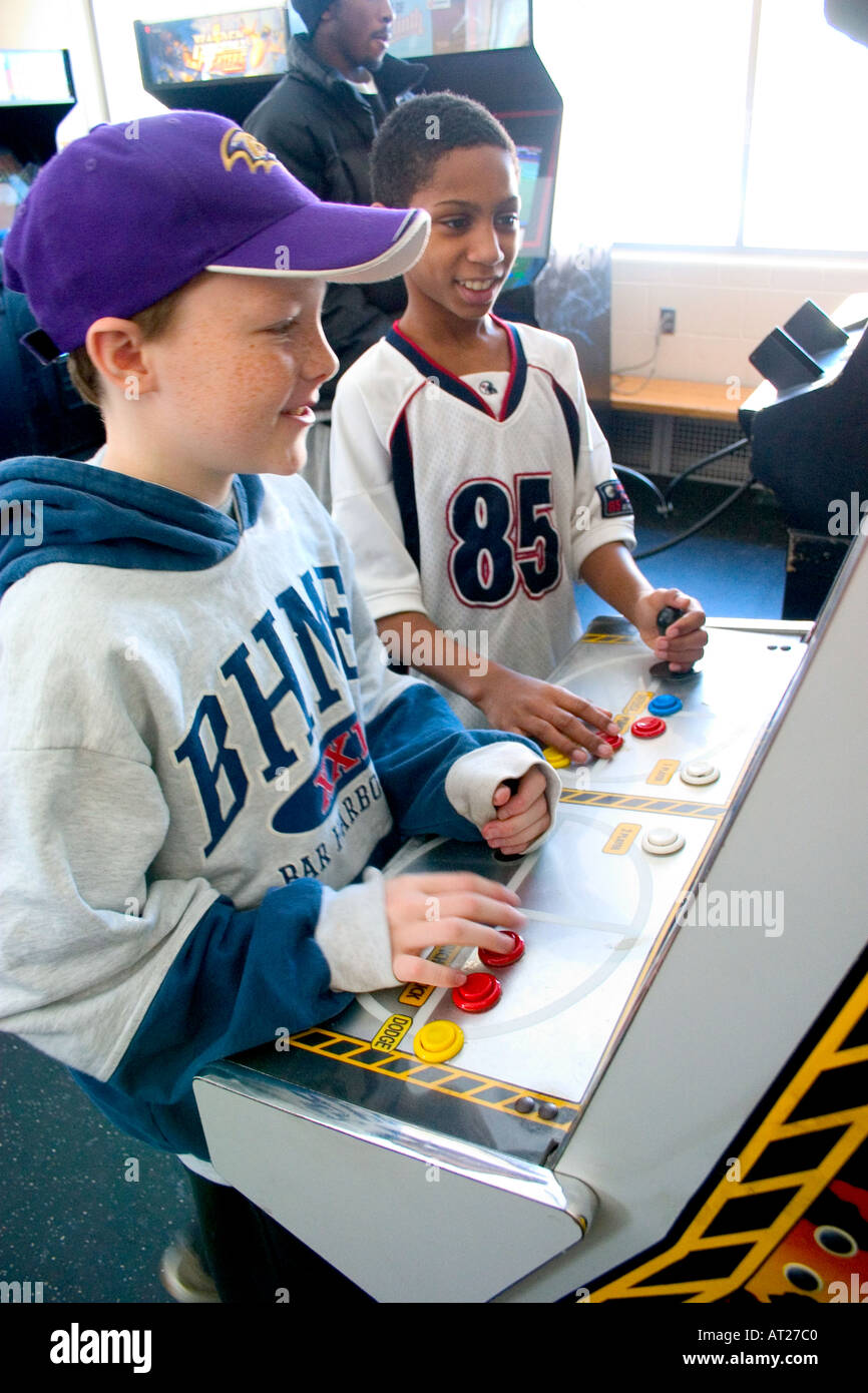 Les amis de 10 ans à jouer à des jeux vidéo de développer leur coordination il-main. St Paul Minnesota MN USA Banque D'Images