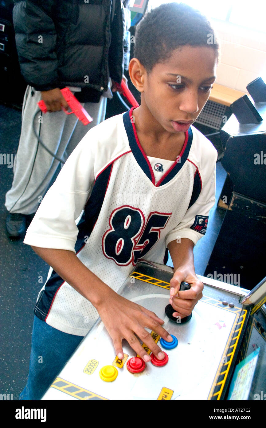 Jeune enfant noir 10 ans de jeux vidéo, l'élaboration de sa coordination il-main. St Paul Minnesota MN USA Banque D'Images