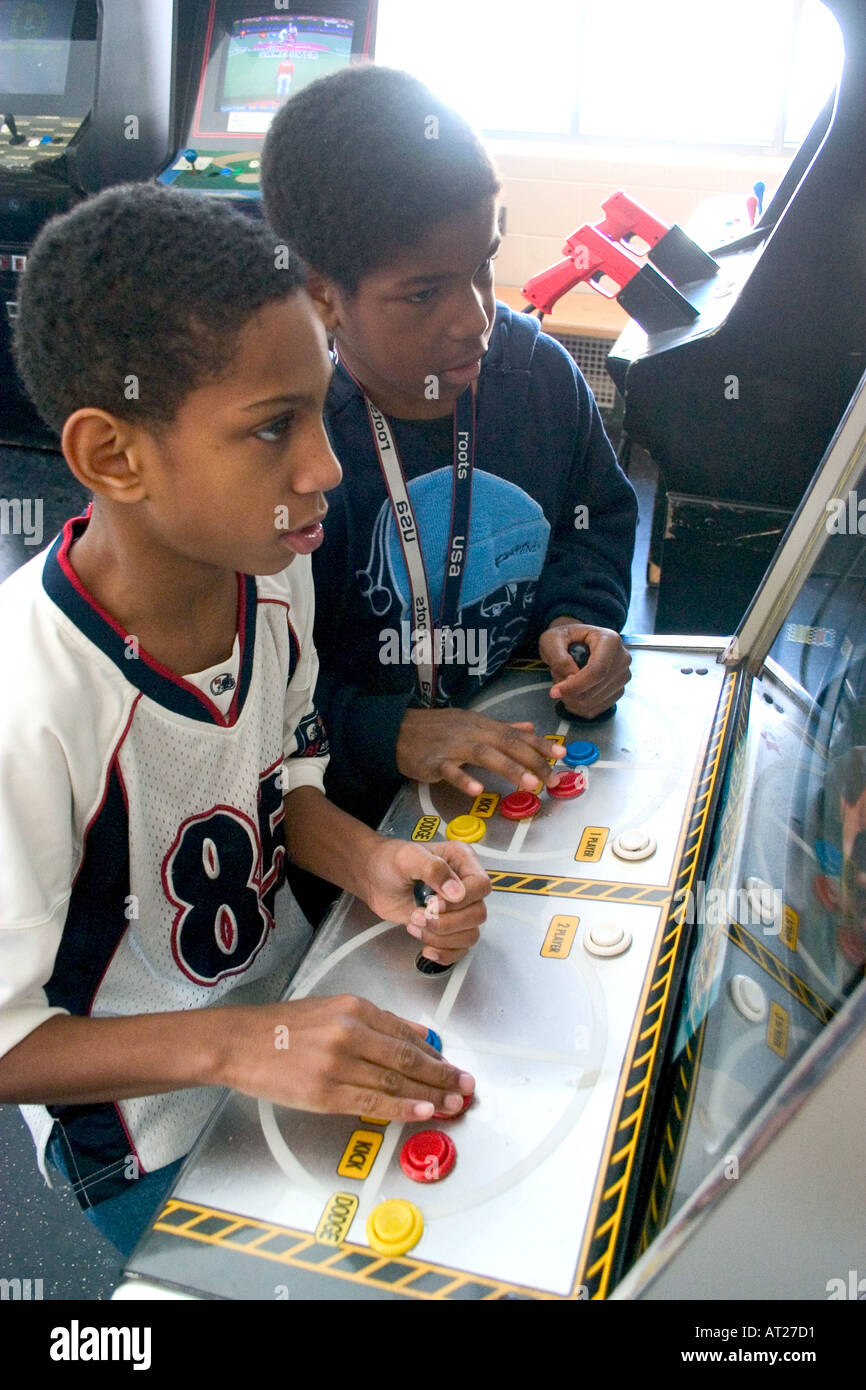 Les amis de 11 ans à jouer à des jeux vidéo de développer leur coordination il-main. St Paul Minnesota MN USA Banque D'Images