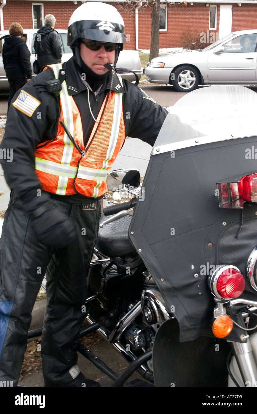 Policier moto prêts à escort procession funéraire au cimetière. St Paul Minnesota MN USA Banque D'Images