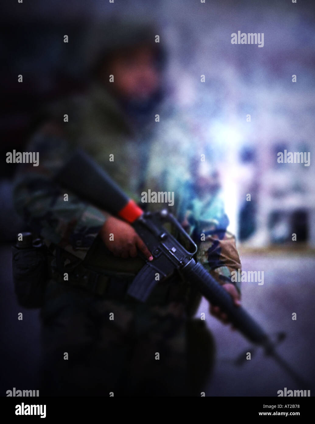 Man with GUN WAR soldier tenant un fusil surreal selective focus Banque D'Images