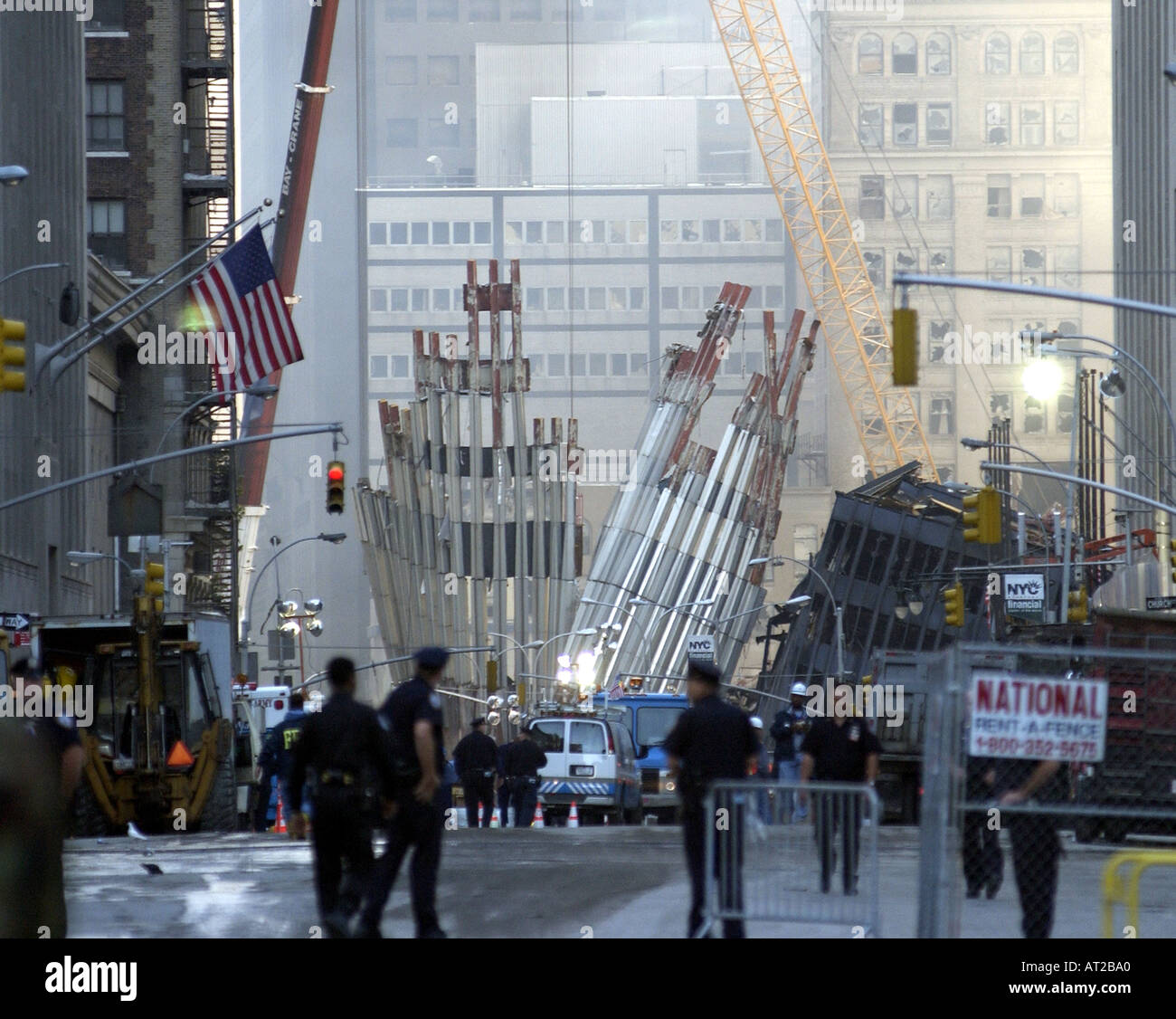 La fumée monte tôt le matin devant les ruines du world trade center deux jours après les attaques terroristes 911 Banque D'Images