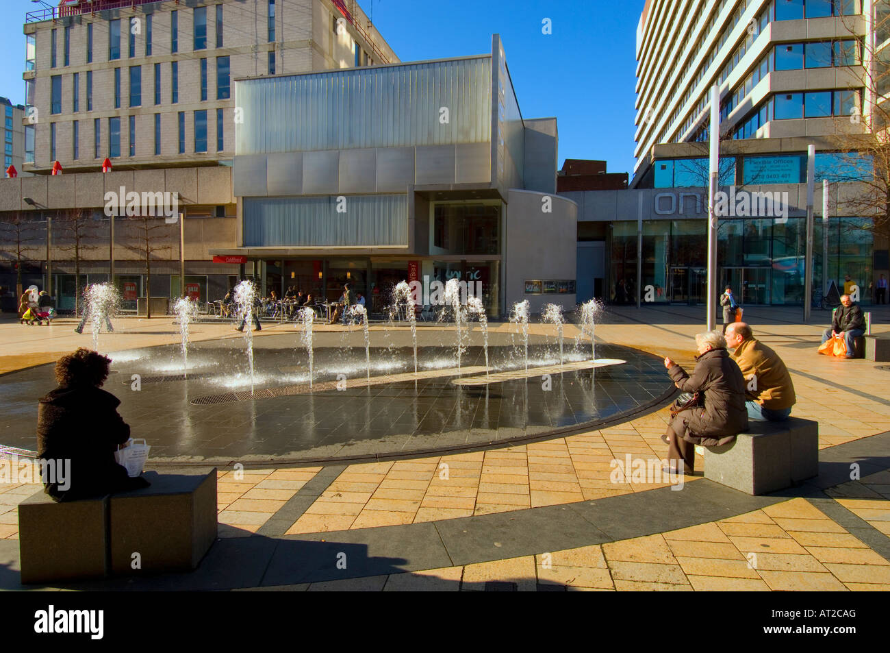 Lyric Theatre et fontaine sur la place Lyric Hammersmith W6 London United Kingdom Banque D'Images