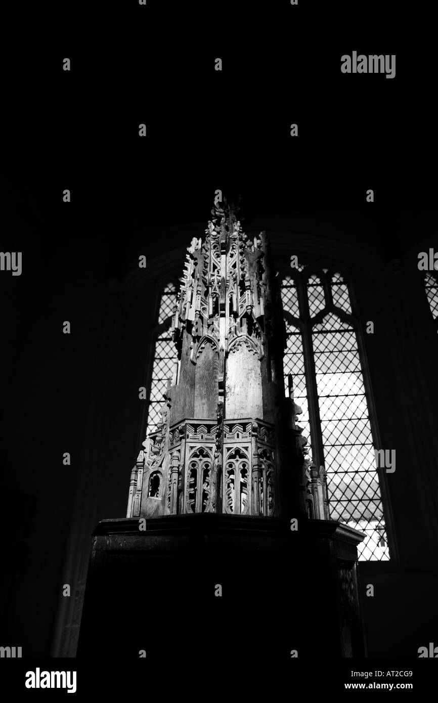 Un sanctuaire en bois dans une lumière intérieure dans l'église paroissiale de Thaxted Thaxted Essex Cette image est en noir et blanc Banque D'Images