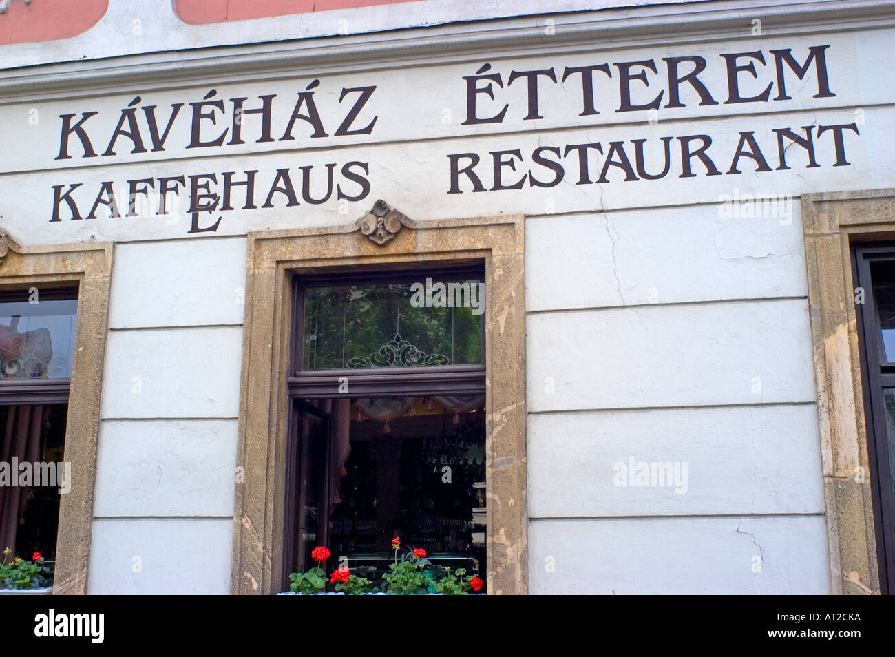 Sopron, Western Transdanubia, Hongrie. Rédaction bilingue sur café restaurant en hongrois et en allemand Banque D'Images