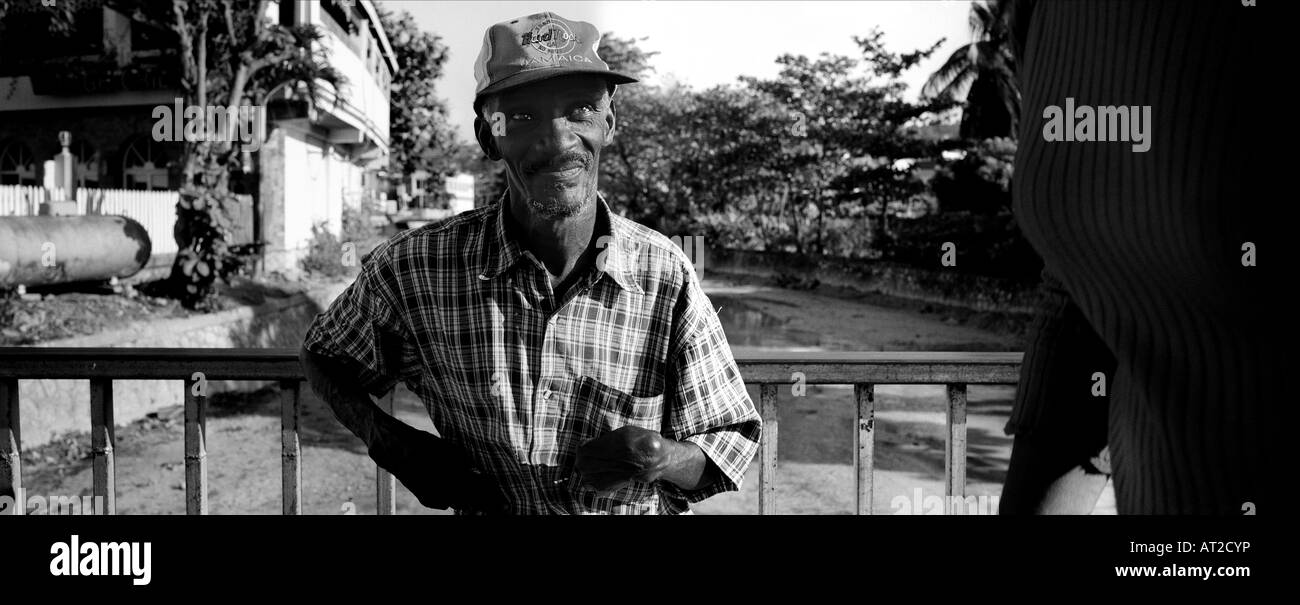 Noir et blanc paysage portrait panoramique jamaïcain local mendiant old man on street Jamaïque caraïbes antilles Banque D'Images