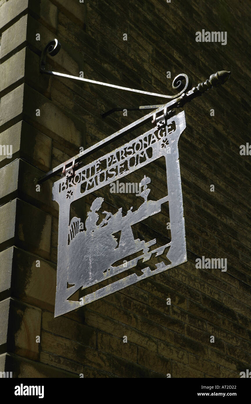 BRONTE PARSONAGE MUSEUM SIGN HAWORTH VILLAGE YORKSHIRE ANGLETERRE Banque D'Images