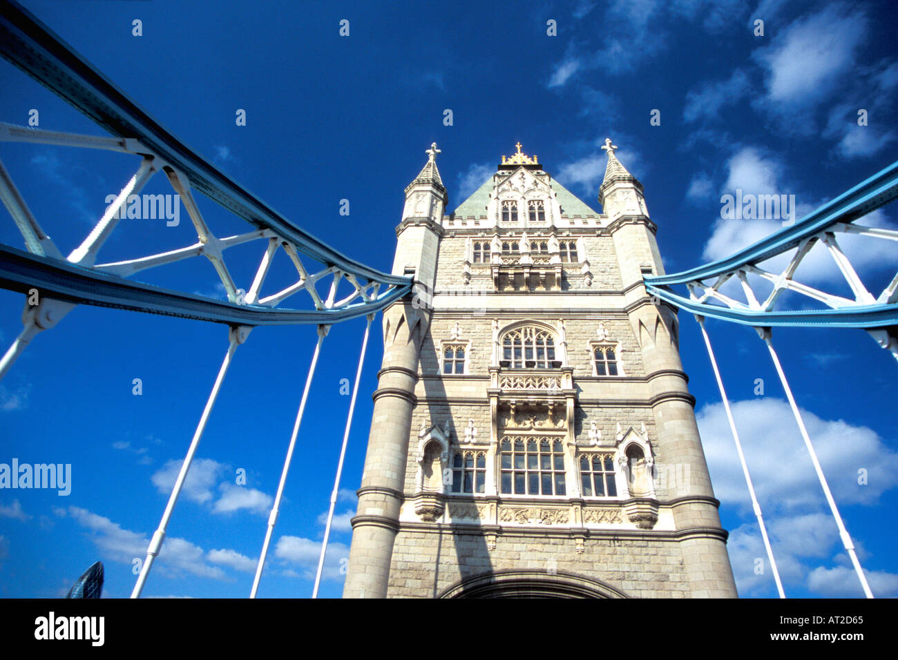 Tower Bridge avec ciel bleu et nuages blancs London England UK Royaume-Uni GB Grande-bretagne Îles britanniques Europe Banque D'Images