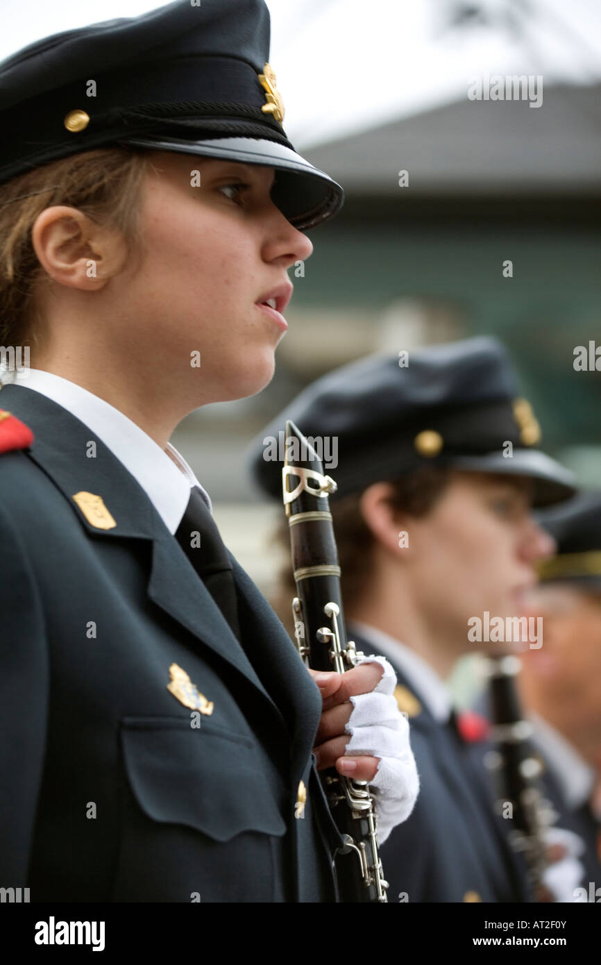 Les jeunes femmes membres du Groupe militaire avec des clarinettes. Home Guard orchestre à vent de Boras ville de l'ouest de la Suède Banque D'Images