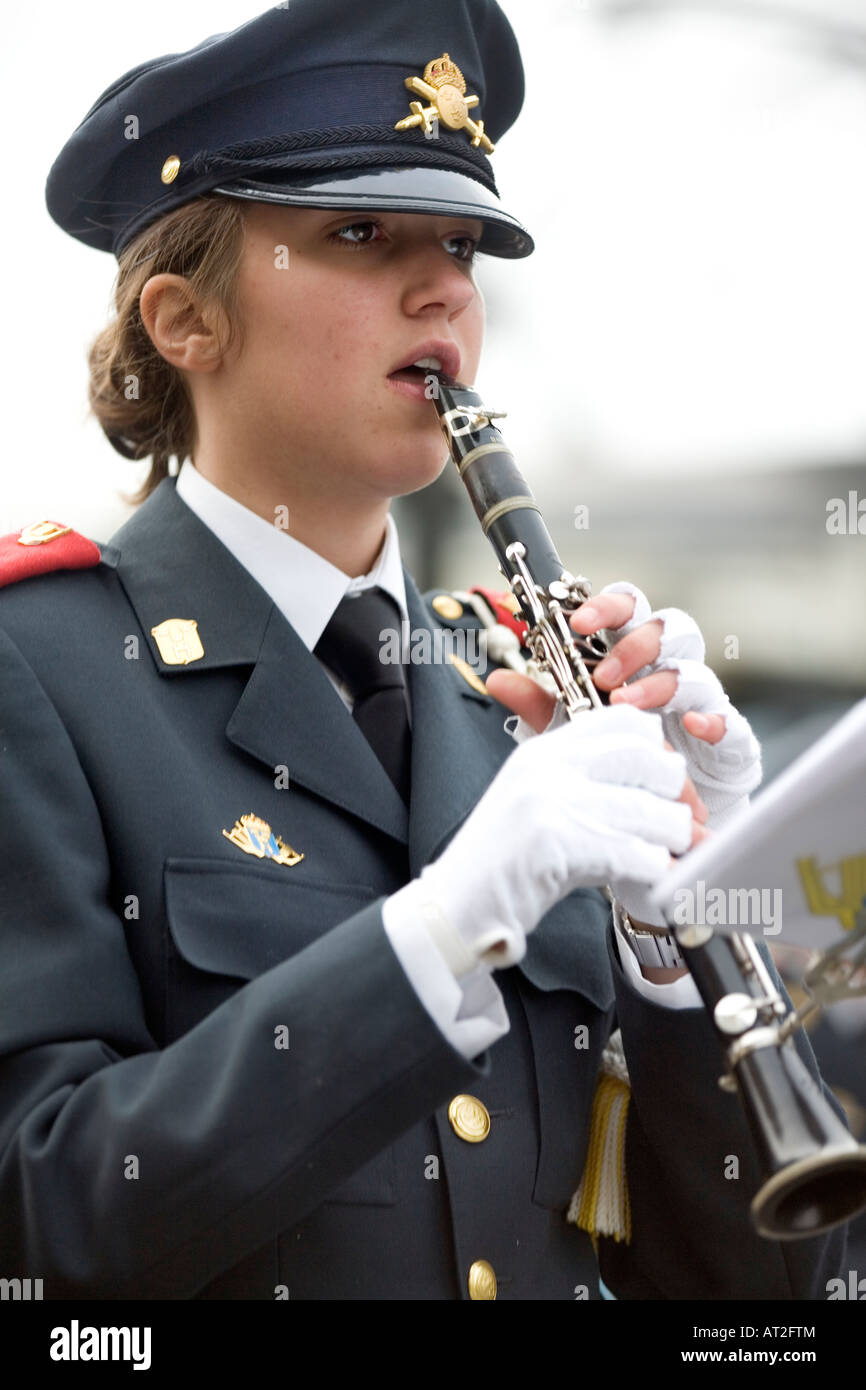 Jeune femme membre d'un orchestre militaire jouant de la clarinette. Home Guard orchestre à vent de Boras ville de l'ouest de la Suède Banque D'Images