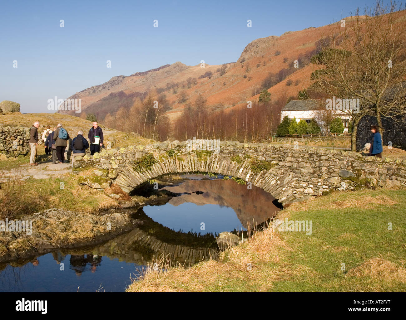 Pont de pierre watendlath lumineux sur frosty matin de printemps dans la région de Lake District National Park Cumbria UK des randonneurs Banque D'Images