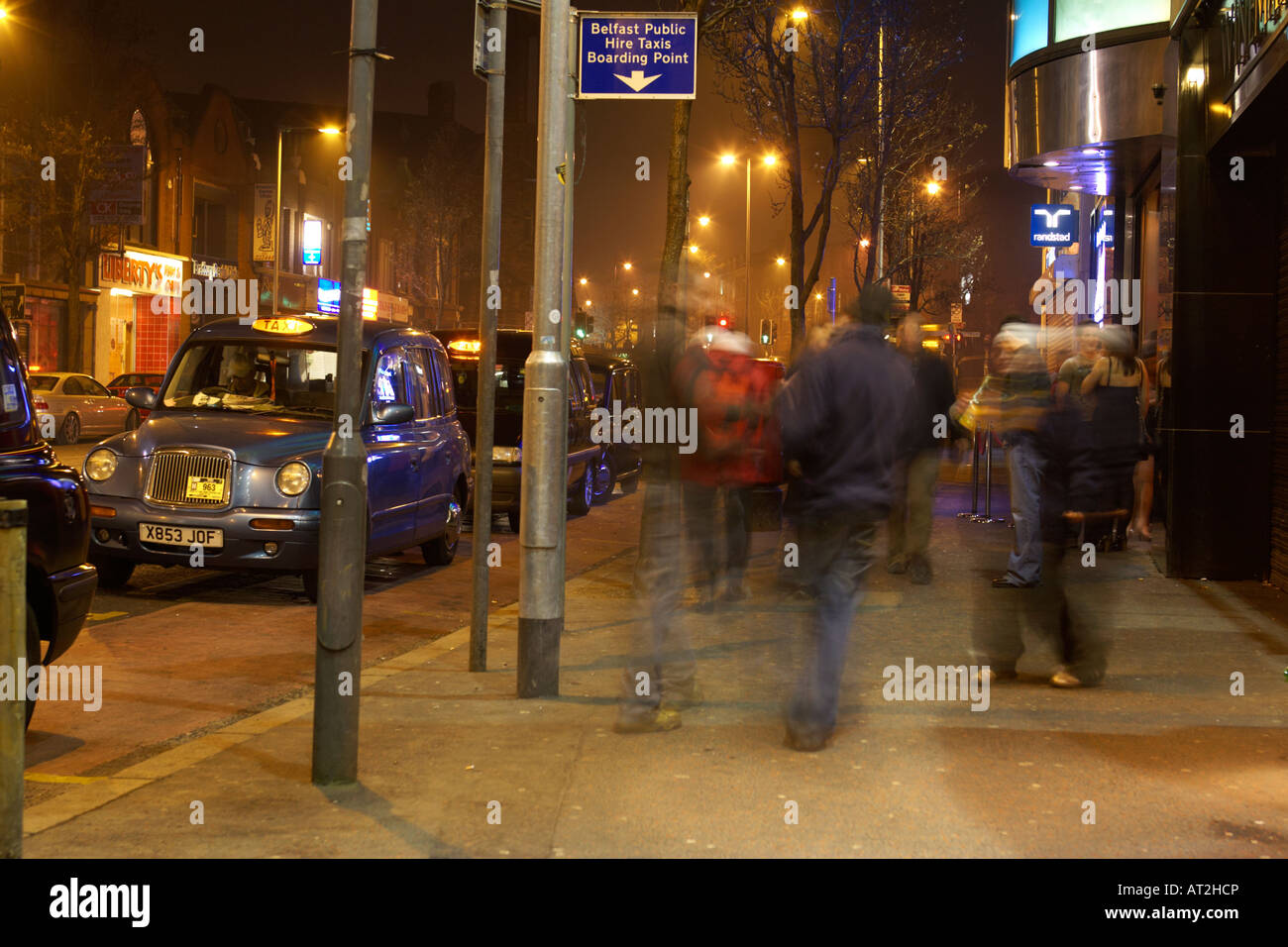 Les gens nightclubbers et les touristes devant les pubs et clubs sur bradbury place belfast à côté de taxi rank Banque D'Images