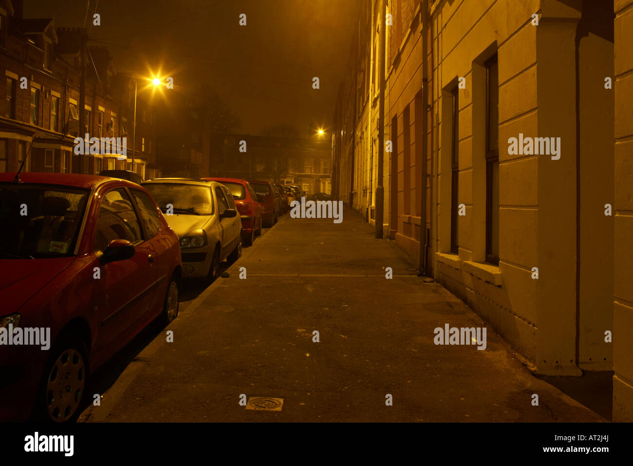 Sentier désert vide sur la rue la nuit sombre à Belfast Banque D'Images