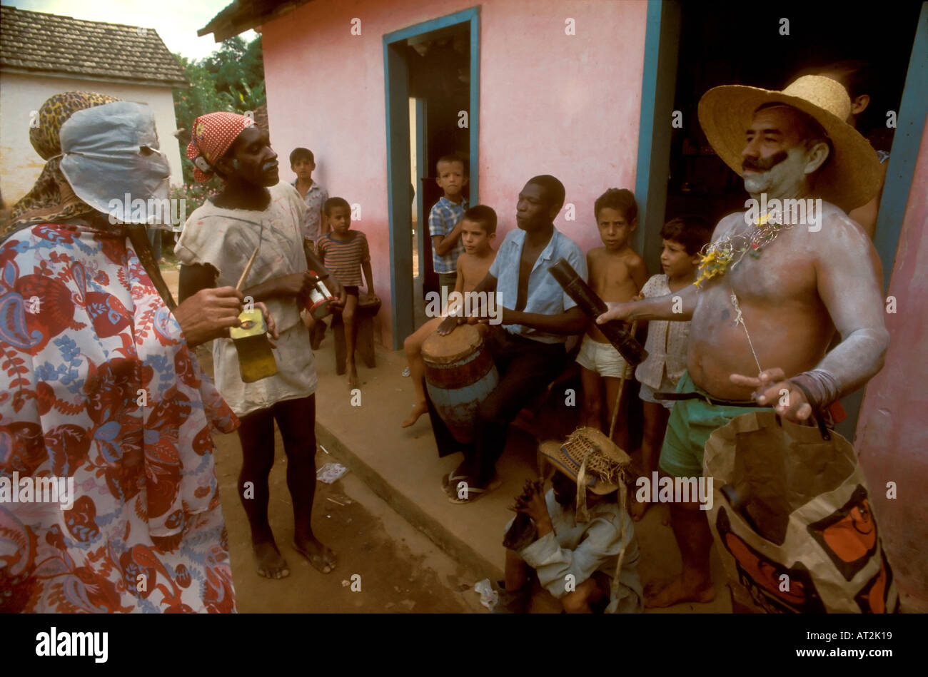 Un petit village dans la province de Bahia Brésil organise une célébration fait maison le carnaval juste avant le Carême Banque D'Images