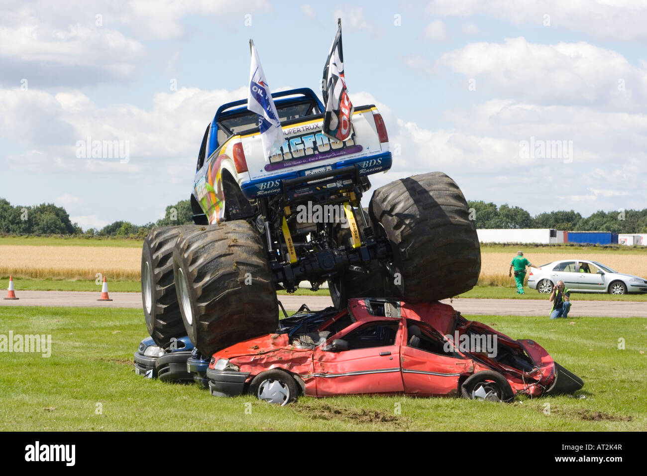 Bigfoot monster truck en action conduite sur des voitures Photo Stock -  Alamy