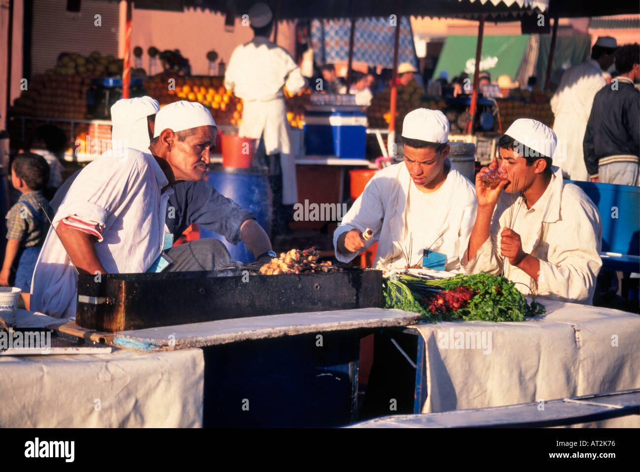 Place Djemaa el Fna, monument al fresco open air jour marchés de nuit stands de nourriture, Marrakech, Maroc, Afrique centrale Banque D'Images